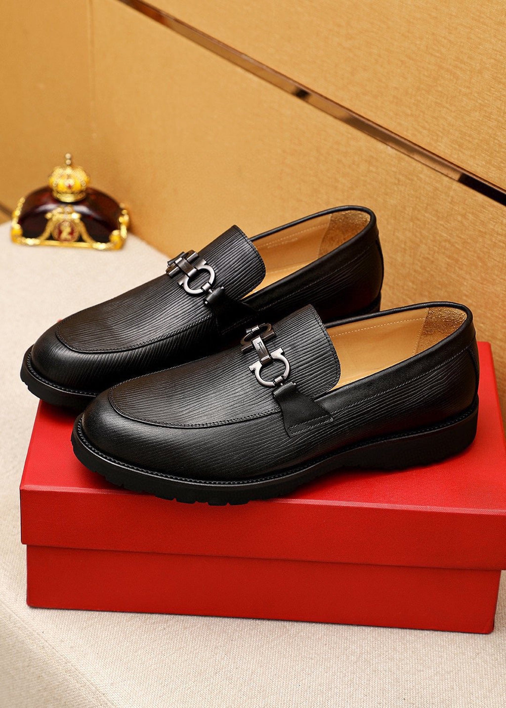 Ferragamo Men's Black Textured Bit Loafers - Rounded Toe